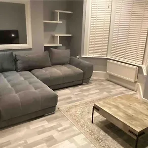 Snug Kingsize Bedroom Flat In Apartment